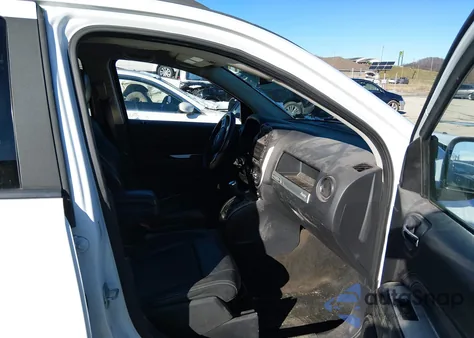 2016 Jeep Compass Latitude z USA, uszkodzony, nr VIN 1C4NJDEB7GD586591